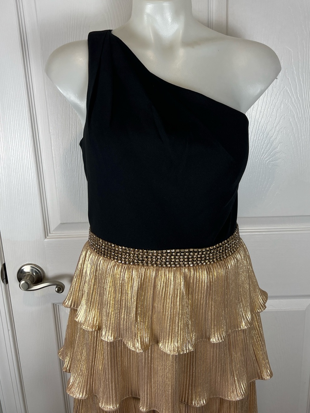 Mac Duggal Ieena black gold metallic one shoulder ruffle tierd gown 8 - Picture 4 of 11